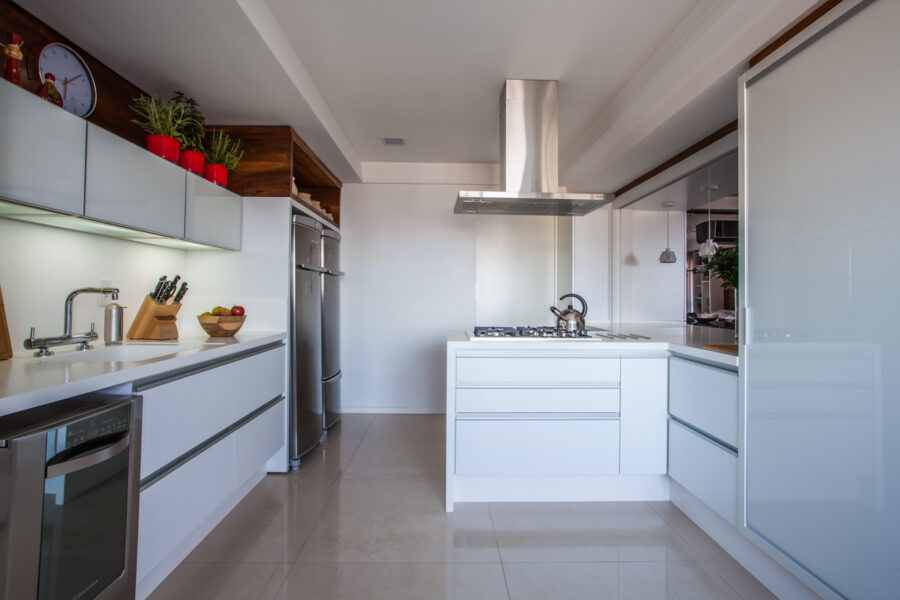 cozinha branca com detalhes em madeira natural e temperos vasos auto-irrigáveis