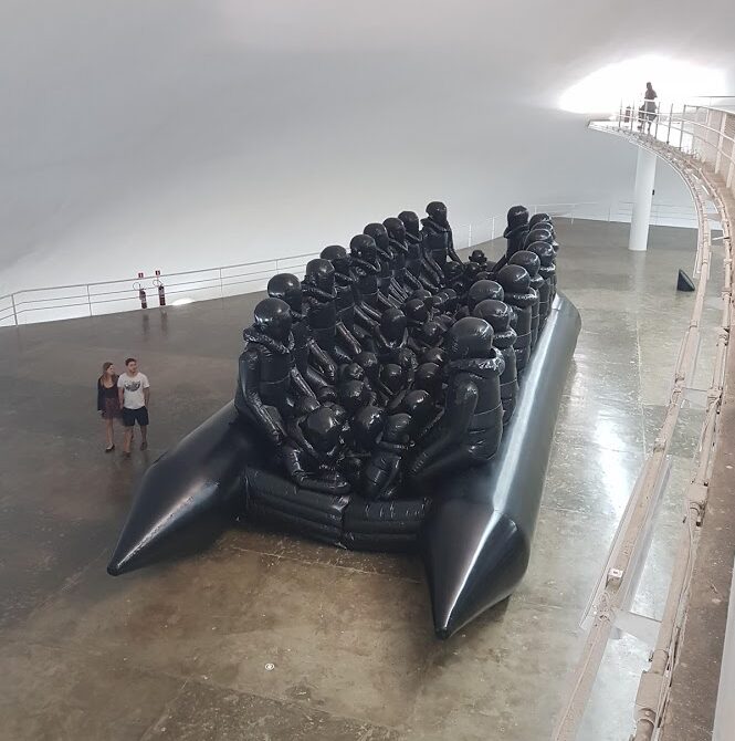 bote inflável em PVC preto representando a fuga de refugiados 