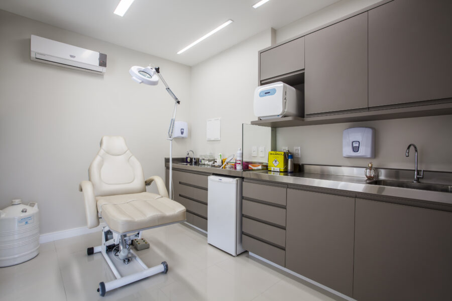 sala de procedimento de dermatologia com marcenaria sob medida e piso em porcelanato